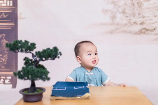 借卵生子咨询三个月宝宝抬头不稳