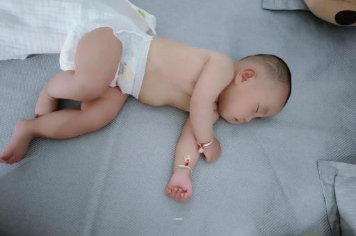 借卵生子咨询宝宝几个月可以吃水果